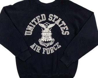 sweat-shirt raglan Crewneck vintage de l’US Air Force. Étiqueté comme petit, mesure comme un XS. Années 1980. Fabriqué aux Etats-Unis.