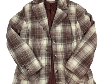 Vintage Pendleton 70s plaid wool blazer. Measures as a small. Laying flat: 18.5 inches pit to pit, 25 inches long. Brown