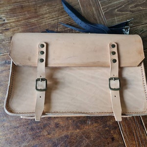 Cafe racer scrambler custom leather bag. Natural leather color. BMW. Bonneville.Scrambler. Thruxton. Triumph.Motorcycle bag café racer