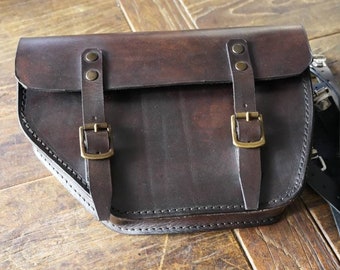 Moto Guzzi V7 borsa laterale destra. Cuoio Color noce scuro.Hand made in Italy