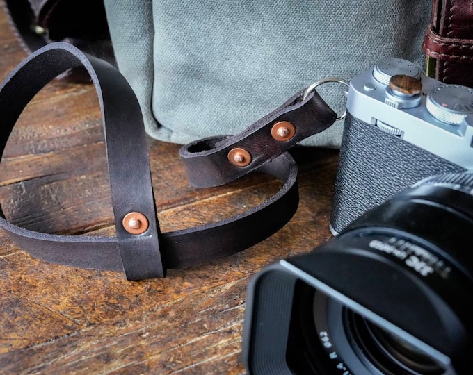 Leather wrist camera strap, photographer gift. Handmade with Tuscany leather. Vintage look