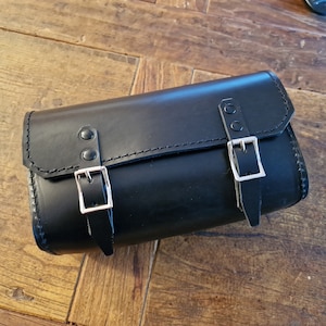 Cafe racer scrambler custom enduro leather fork bag fork bag for cafe racer, enduro and scrambler motorcycles.