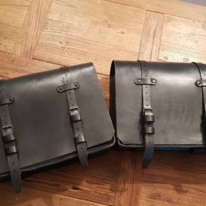 Paire de sacoches cavalières spéciales moto café racer scrambler. Cuir vieilli noir. Entièrement fait main.