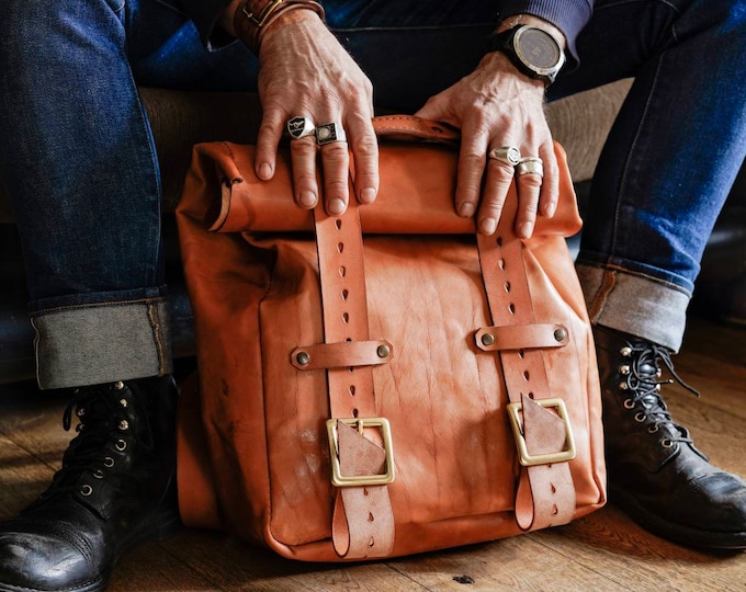 Backpack in aged natural leather. Roll up