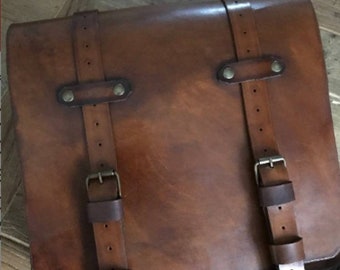 Used and vintage-look motorcycle bag. Aged Tuscan leather. Hand-made in Italy.