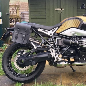 Leather side motorcycle bag for Cafe Racer and Scrambler Cafe racer and Scrambler side bag. Quick release system attachment