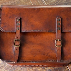 Side bag in dark walnut Tuscan leather with patina effect. Special cafe racer. Hepco & Becker support