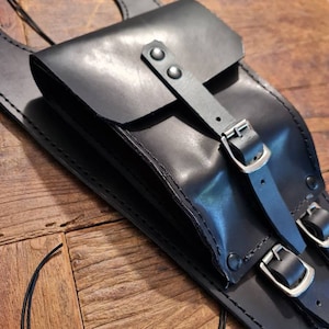 Honda rebel 1100 tank strap. Leather tank belt and documents bag Cafe Racer e Scrambler. Colore nero scuro. Black color