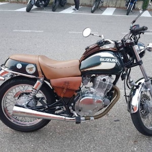 Suzuki TU250X right side bag cafe racer scrambler. Aged honey color