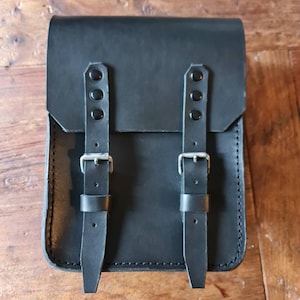Leather side motorcycle bag for Cafe Racer and Scrambler Cafe racer and Scrambler saddle bag.