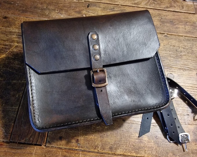 Borsa laterale in cuoio toscano noce scuro. Bonneville Triumph Bmw.