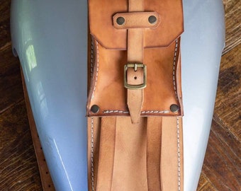 Triumph tank band in natural patina-effect leather. Hand-made in Italy.