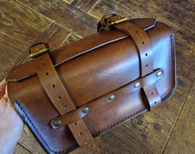 Bauletto moto in cuoio toscano invecchiato Totalmente realizzato a mano.