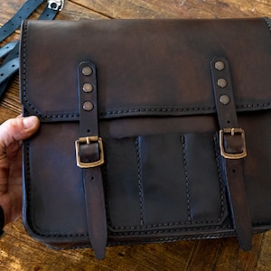 Side bag in 4 mm leather for transformations Cafe racer Scrambler Cafe racer Scrambler saddle bag. Dark walnut colour