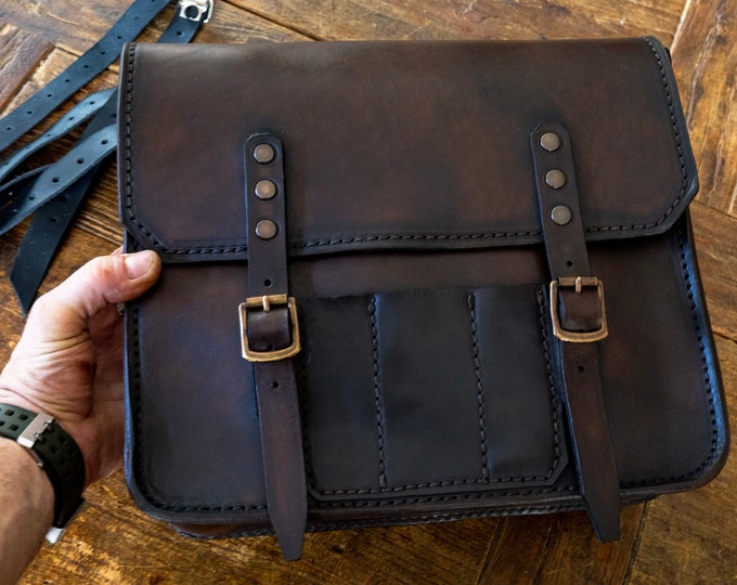 Borsa laterale moto in cuoio toscano noce scuro.