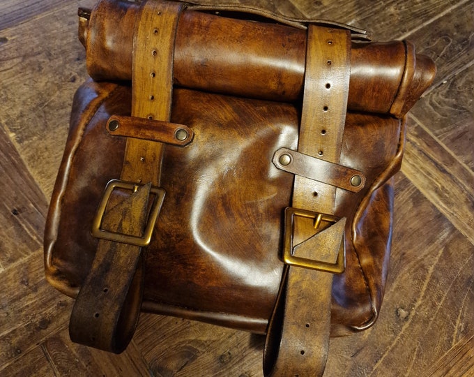 Borsa moto pelle color cuoio invecchiato roll up con supporto BMW per Bmw R nine T  Totalmente realizzato a mano.