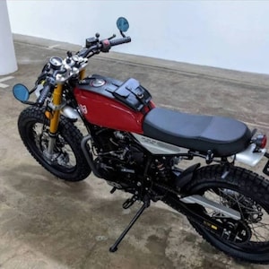 Mutt Akita 125 and Mutt Razorback black leather tank belt and documents bag Cafe Racer e Scrambler