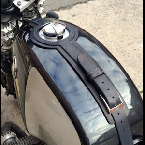 Moto Guzzi V7用タンクバンド。ブラックレザーにレッドステッチ