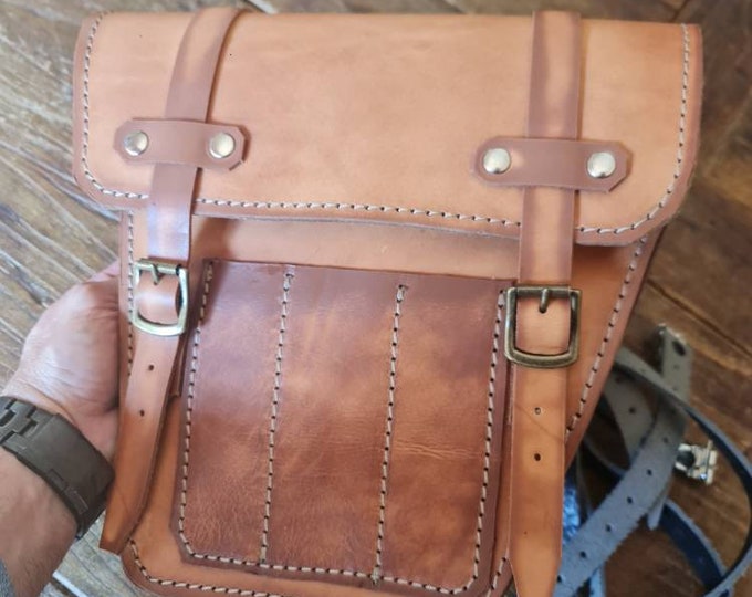 Triumph Bonneville Scrambler left side bag side cover flank. café racer scrambler. Natural leather color
