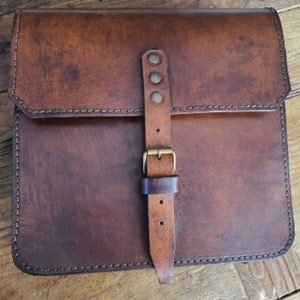 Seitliche Motorradtasche aus gealtertem Leder für Cafe Racer und Scrambler. Satteltasche für Cafe Racer und Scrambler.