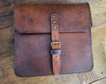 Aged leather motorcycle side bag for Cafe Racer and Scrambler Cafe Racer and Scrambler saddle bag. Entirely handmade.
