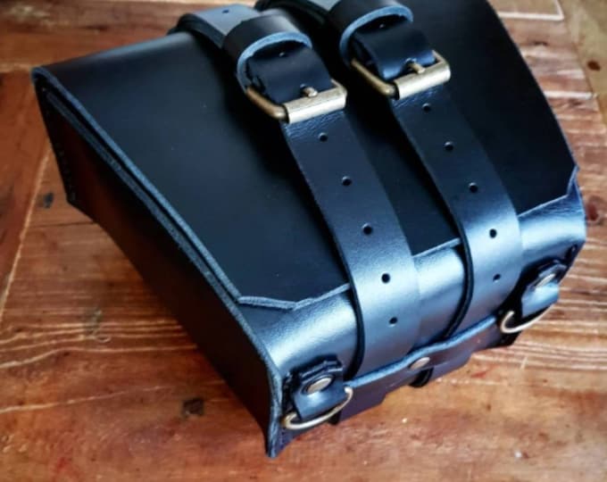 Enduro gear bag in leather scrambler café racer