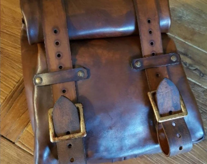 Motorcycle bag medium walnut colored leather aged roll up. Bmw, Triumph bonneville, Honda. Cafe racer
