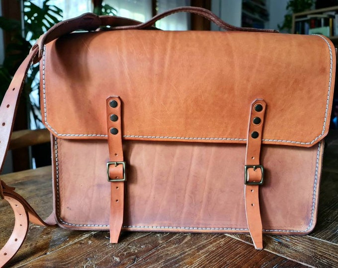 Leather Messenger bag vintage style. Tuscany natural color and patina effect