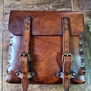 Aged leather side bike bag for Cafe Racer and Scrambler Cafe racer and Scrambler saddle bag. 