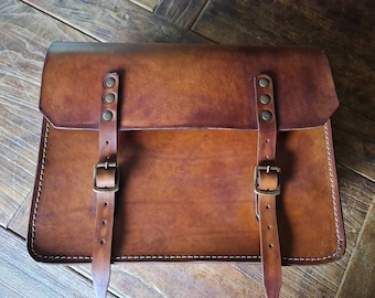 Motorcycle bag in aged Tuscan leather, handmade in Italy.