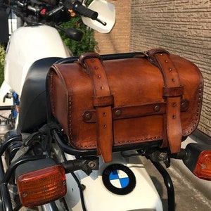 Moto Guzzi V7用タンクバンド。ブラックレザーにレッドステッチ