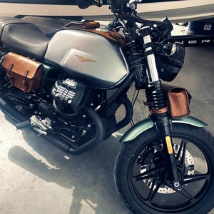 Cafe racer scrambler custom enduro leather fork bag fork bag for cafe racer, enduro and scrambler motorcycles.