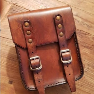 Cafe racer scrambler custom enduro leather big padlock bag aged leather lock holder for cafe racer, enduro and scrambler motorcycles.