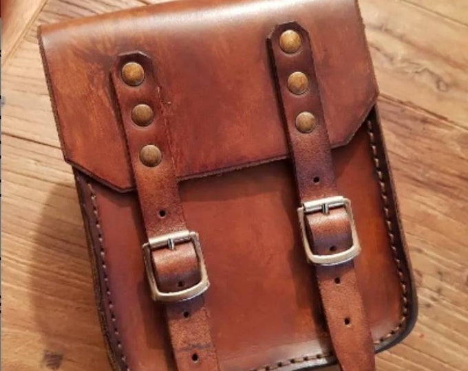 Cafe racer scrambler custom enduro leather big padlock bag padlock holder in aged leather for motorcycle café racer, enduro and scrambler.