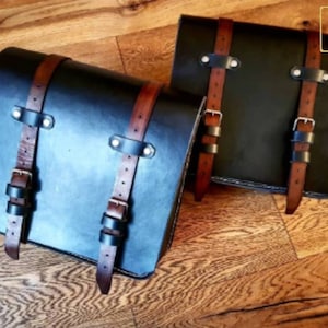Side bags motorcycle café racer scrambler custom special. Aged leather 4 mm. iteramente handmade. Model Royal enfield