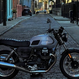 Moto Guzzi V7 850 centenario right side bag cafe racer scrambler. Leather Black color