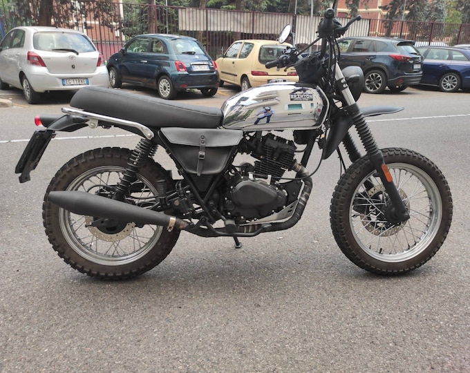 Brixton 125 series right side bag side cover flank. café racer scrambler. Leather color BLACK