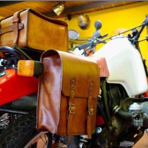 Leather side motorcycle bag for Cafe Racer and Scrambler Cafe racer and Scrambler saddle bag. 