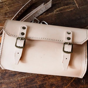 Cafe racer scrambler custom enduro leather fork bag fork bag for cafe racer, enduro and scrambler motorcycles. Natural leather