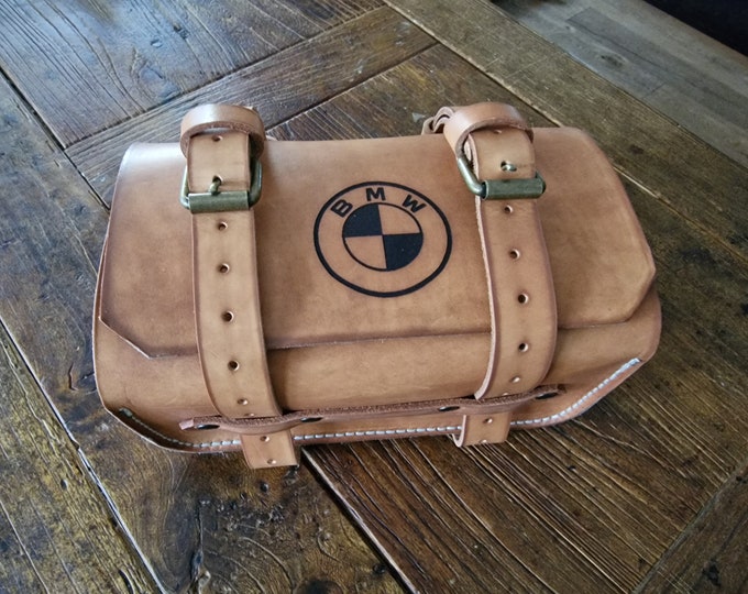 Borsa porta attrezzi enduro in cuoio toscano narurale con logo.