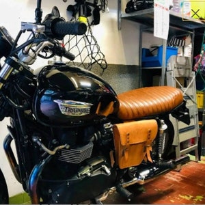 Seitenverkleidungsabdeckung der linken Seitentasche der Triumph Bonneville Scrambler. Cafe Racer Scrambler. Natürliche Lederfarbe