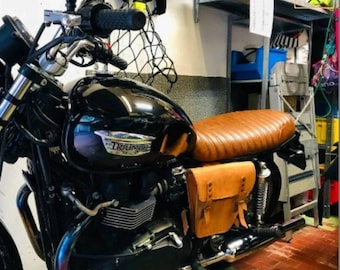 Bolsa lateral izquierda para Triumph Bonneville Scrambler. Color piel natural. Hecha a mano en Italia.