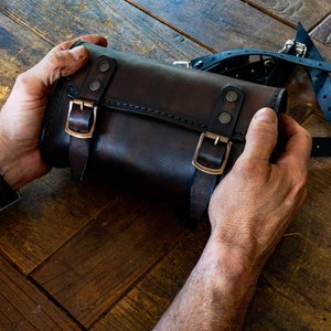 Cafe racer scrambler custom enduro leather fork bag fork bag for cafe racer, enduro and scrambler motorcycles.
