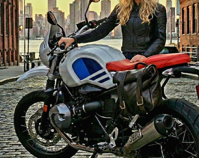 Borsa moto pelle color noce scuro roll up con supporto Unit Garage quick release system per Bmw R nine T .