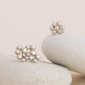 Orecchini asimmetrici in argento sterling con palline - Gioielli artigianali moderni per lei