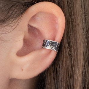 Ampio polsino per l'orecchio senza piercing in argento sterling, orecchino a cerchio con conchiglia martellata per fidanzato, gioielli impilabili per l'orecchio di tutti i giorni