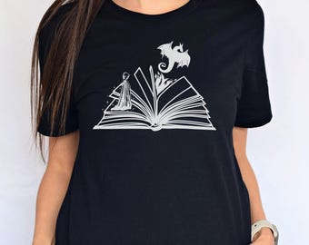 Camiseta con diseño de dragón místico y ratoncito de biblioteca élfico: Camiseta de literatura fantástica para lectores nerds y bibliotecarios.