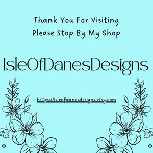 Puede incluir: Gracias por visitar, por favor visita mi tienda IsleOfDanesDesigns. El texto est&aacute; sobre un fondo azul claro con dise&ntilde;os florales negros a los lados.