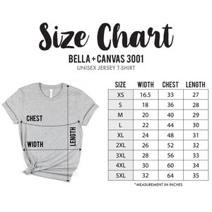 Puede incluir: Tabla de tallas para una camiseta de jersey unisex, que muestra las medidas en pulgadas para el ancho, el pecho y la longitud. Las tallas van de la XS a la 5XL.