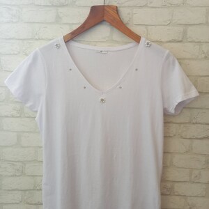 Womens T-shirt with pearl daisy, Women&#39;s Short Sleeve, Fashion Shirt, Daisy, Gift For Her